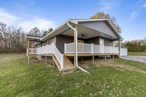 6664 E Winneshiek Rd, Ridott, IL 61067