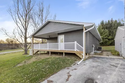 6664 E Winneshiek Rd, Ridott, IL 61067 photo 2