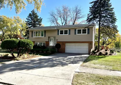 905 69th St, Darien, IL 60561
