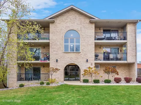 4400 Pershing Ave #2S, Downers Grove, IL 60515