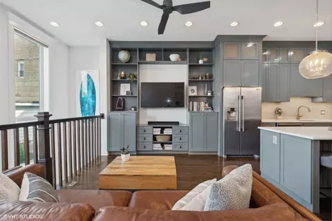Living - 2954 N Gresham Ave, Chicago, IL 60618 photo 5 of 6