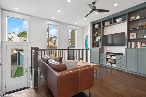 Living - 2954 N Gresham Ave, Chicago, IL 60618 photo 6 of 6