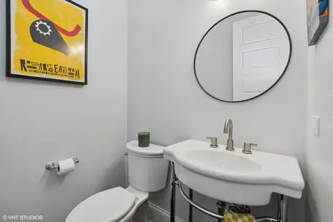 Bath - 2954 N Gresham Ave, Chicago, IL 60618 photo 4 of 5