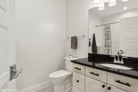 Bath - 2954 N Gresham Ave, Chicago, IL 60618 photo 5 of 5