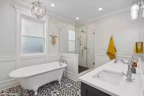 Bath - 2954 N Gresham Ave, Chicago, IL 60618 photo 1 of 5