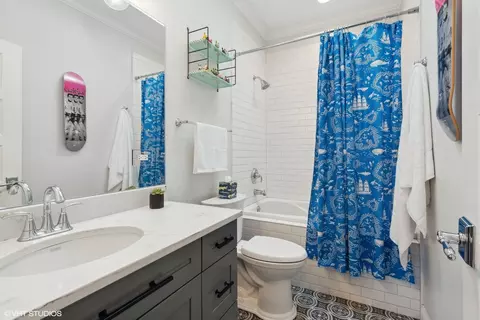 Bath - 2954 N Gresham Ave, Chicago, IL 60618 photo 3 of 5