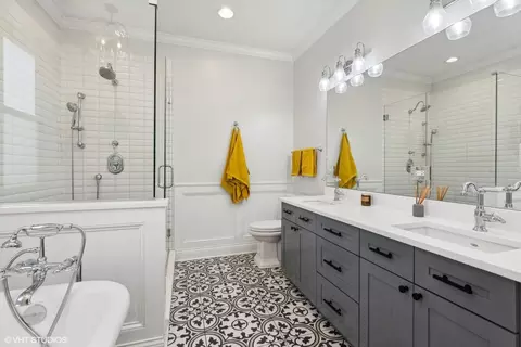 Bath - 2954 N Gresham Ave, Chicago, IL 60618 photo 2 of 5