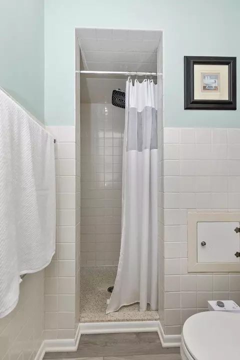 Bath - 163 E Devon Ave, Bartlett, IL 60103 photo 2 of 4