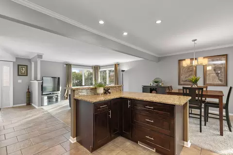 Kitchen - 163 E Devon Ave, Bartlett, IL 60103 photo 4 of 5