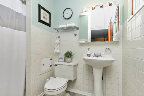 Bath - 163 E Devon Ave, Bartlett, IL 60103 photo 1 of 4