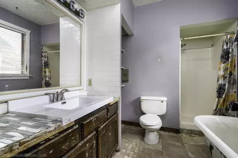 Bath - 476 North St, Elgin, IL 60120 photo 1 of 1