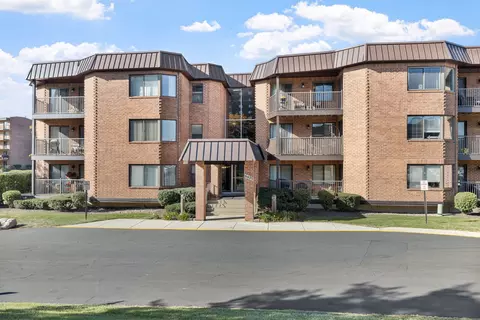 6425 Clarendon Hills Rd #105, Willowbrook, IL 60527