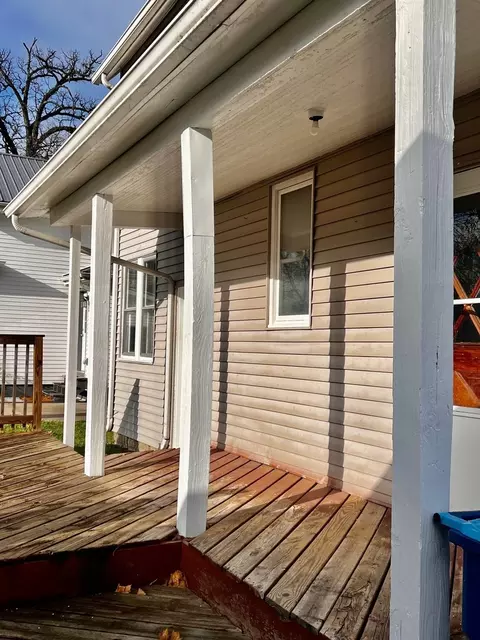 Exterior - 514 E Chamberlin St, Dixon, IL 61021 photo 4 of 6