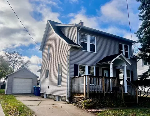 Exterior - 514 E Chamberlin St, Dixon, IL 61021 photo 2 of 6