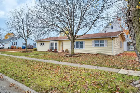 316 Meadowbrook Ln, Morris, IL 60450