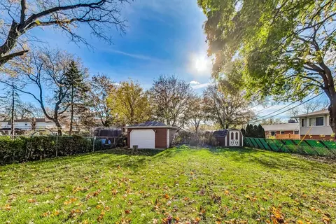 Exterior - 389 Dulles Rd, Des Plaines, IL 60016 photo 3 of 4