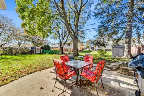Exterior - 389 Dulles Rd, Des Plaines, IL 60016 photo 2 of 4