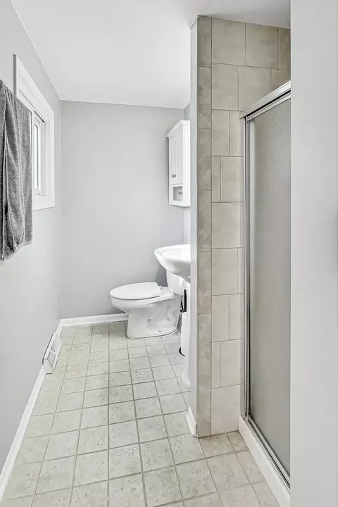 Bath - 389 Dulles Rd, Des Plaines, IL 60016 photo 2 of 4
