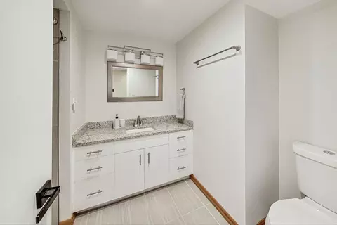 Bath - 389 Dulles Rd, Des Plaines, IL 60016 photo 3 of 4
