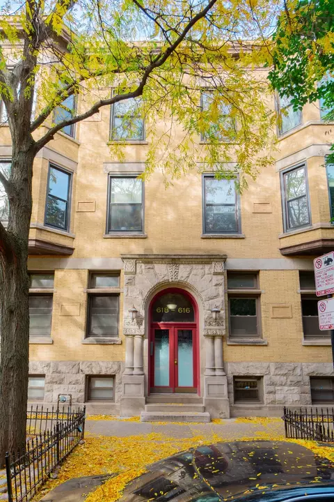 616 W Barry Ave #1, Chicago, IL 60657