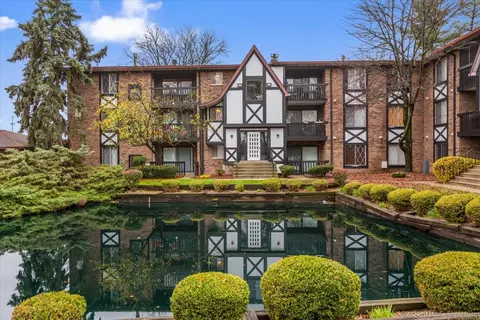 13616 Royal Ct #211, Crestwood, IL 60445