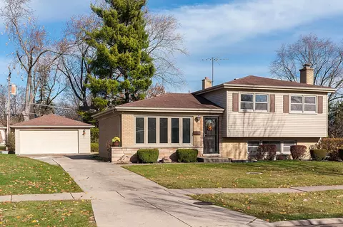 1718 W Rusty Dr, Mount Prospect, IL 60056