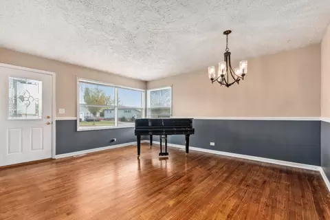 Living - 38 N Highview Ave, Addison, IL 60101 photo 1 of 4
