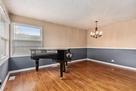 Living - 38 N Highview Ave, Addison, IL 60101 photo 2 of 4