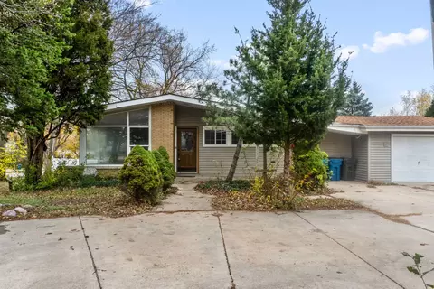 19 W682 Army Trail Blvd, Addison, IL 60101