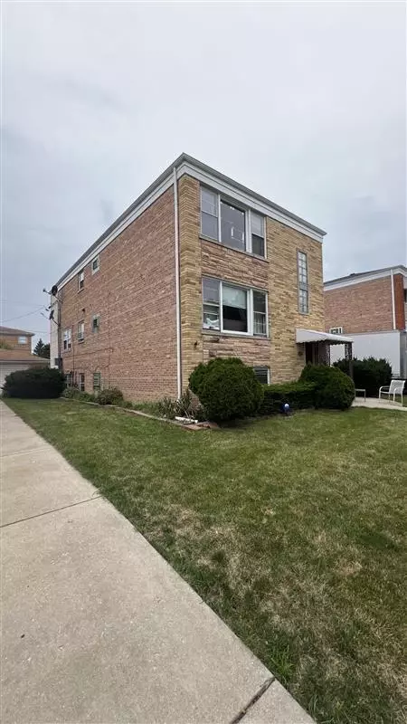8722 N Elmore St, Niles, IL 60714