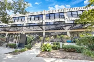 1000 W 15th St #220, Chicago, IL 60608