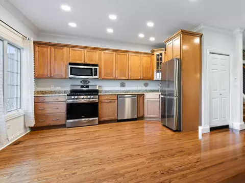 Kitchen - 200 Regency Ct #E, Wauconda, IL 60084 photo 2 of 2