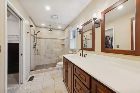 Bath - 2244 Brookside Ct, Aurora, IL 60502 photo 1 of 3