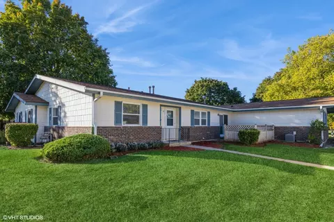 819 Royal Dr #1, Mchenry, IL 60050