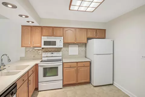 Kitchen - 4418 Euclid Ave #2B, Rolling Meadows, IL 60008 photo 2 of 3
