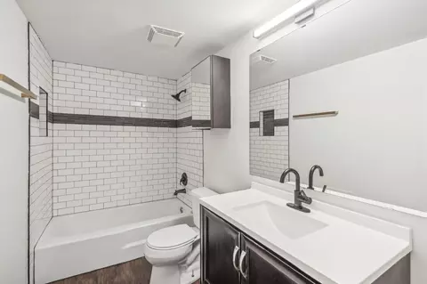 Bath - 4418 Euclid Ave #2B, Rolling Meadows, IL 60008 photo 2 of 2