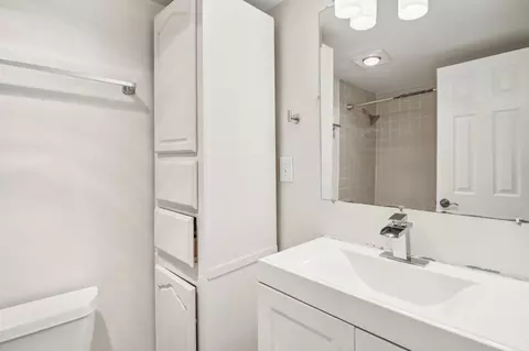 Bath - 4418 Euclid Ave #2B, Rolling Meadows, IL 60008 photo 1 of 2