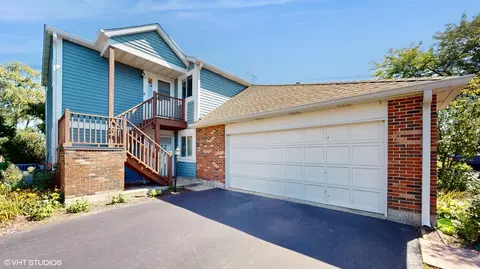 391 Sandhurst Cir #8, Glen Ellyn, IL 60137
