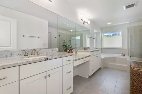 Bath - 412 E Berteau Ave, Elmhurst, IL 60126 photo 2 of 6