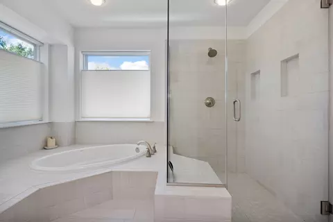 Bath - 412 E Berteau Ave, Elmhurst, IL 60126 photo 3 of 6