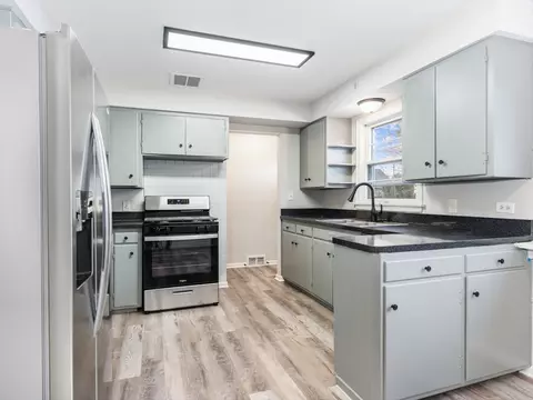 Kitchen - 570 Algona Ave, Elgin, IL 60120 photo 3 of 5