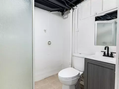 Bath - 570 Algona Ave, Elgin, IL 60120 photo 2 of 2