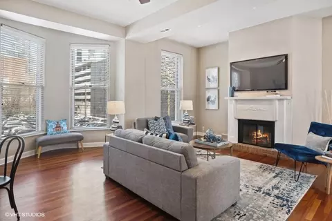 Living - 127 W Maple St #2, Chicago, IL 60610 photo 1 of 2