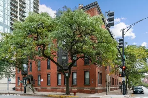 127 W Maple St #2, Chicago, IL 60610