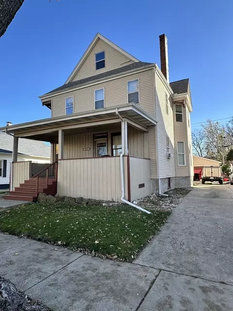 805 E Front St, Bloomington, IL 61701 photo 2