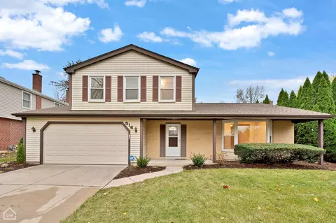 516 Iroquois Dr, Naperville, IL 60563