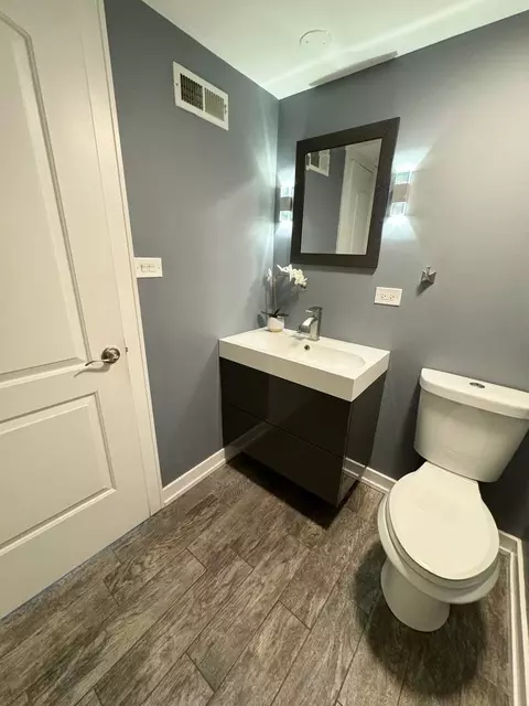 Bath - 1980 Georgetown Ln, Hoffman Estates, IL 60169 photo 1 of 6