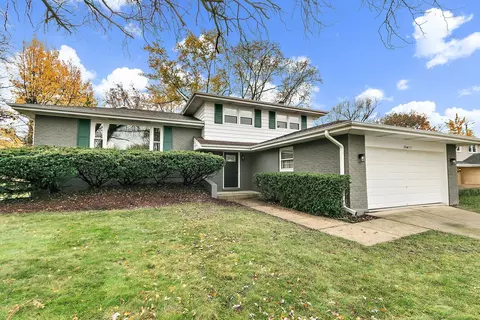 18 W135 Belair Ct, Darien, IL 60561