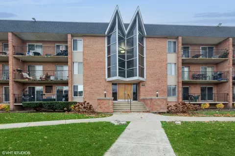 1004 N Mill St #106, Naperville, IL 60563