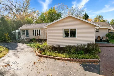 8716 Bard Rd, Crystal Lake, IL 60014